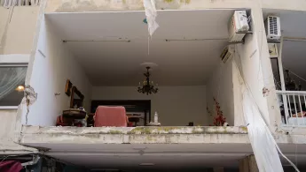 Blick in das Wohnzimmer eines durch die Explosion zerstörten Hauses.