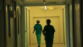 Mitarbeiterinnen auf dem Korridor im Notfallkrankenhaus Tabarre, Haiti.