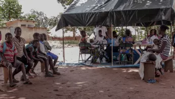 Hilfe für die Bevölkerung und Kindersoldaten