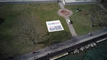 Protestbanner mit Drohne aus Luft aufgenommen