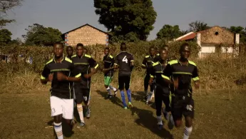 Teenager aus Yambio, darunter Kindersoldaten, wärmen sich für ein Fußballspiel auf.