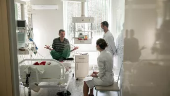 Memento Preis geht an SPD-Politikerin Heike Baehrens für ihren Einsatz für bezahlbare Impfstoffe