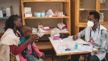 Mutter und Kind werden in unserer Klinik in Shire, Tigray behandelt.