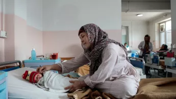 Neugeborenes und Mutter auf der Geburtenstation unserer Klinik in Kabul