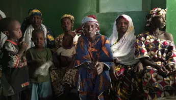 Patienten warten in der mobilen Klinik auf ärtzlichen Rat.