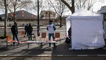 People who live rough on the streets are particularly vulnerable to coronavirus. To ensure continued access to healthcare for them, MSF’s mobile clinic provides treatment (primary healthcare) in Paris and its suburbs. On March 31st, the mobile clinic was deployed at Porte de la Villette, near a food distribution site. A week before, a camp near Aubervilliers was evacuated and around 700 people were dispatched to various emergency shelters in the area. MSF teams are also working in some of these shelters to 