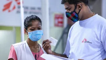 Unser Mitarbeiter Jomy Chako erklärt dem Gesundheitspersonal in unserem Projekt in Patna, Indien das Covid-19 Behandlungsprotokoll.