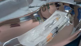 Nahaufnahme einer Spritze die den Impfstoff gegen Covid-19 enthält