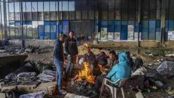 Die Menschen, die in Bosnien-Herzegovina gestrandet sind, schlafen in verfallenen Gebäuden.