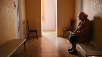 Alte Frau Ukraine Mobile Klinik Witwe Behandlung