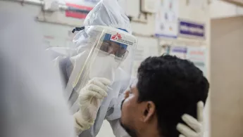 Eine Ärztin, bei der Entnahme einer Abstrichprobe im COVID-19-Gesundheitszentrums.  