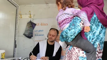 Mutter und Kind, Vertriebene im Al-Hol-Camp in Syrien