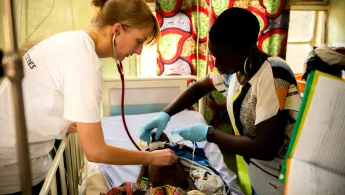 Jahresbericht Ärzte ohne Grenzen mangelernährtes Baby