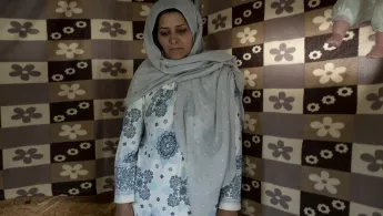 Geflüchtete Frau, die in einem griechischen Lager für geflüchtete Menschen mit den psychischen Folgen ihrer Flucht kämpft.