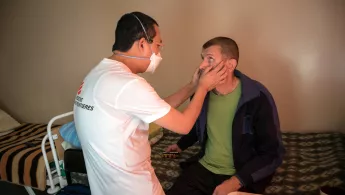 Unser Arzt besucht TB-Patient Dimitri auf seinem Zimmer