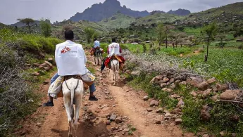 Unser Team reitet auf Eseln nach Umo