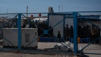 Menschen stehen Schlange für Wasser