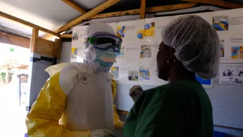 Vor dem Betreten der "Hochrisiko-Zone" muss ein spezieller Anzug angezogen werden.