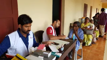 Ärzte ohne Grenzen Kerala Hilfe



MSF medical teams at work in relief camps for vulnerable people in Vythiri town of Wayanad district, in Northern Kerala. 

The worst floods in nearly a century in Kerala have left many dead and lakhs displaced in relief camps across the state’s 14 districts. In response to the floods, the international medical humanitarian organisation Doctors Without Borders/ Médecins Sans Frontières (MSF) has started relief work in camps in Wayanad, one of the worst-affected distri