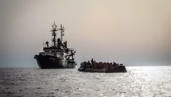 Seenotrettung der Sea-Watch 4 von 97 Menschen auf offenem Meer aus einem Schlauchboot