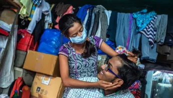 18-jährige Tuberkulose Patientin scherzt mit ihrem Bruder