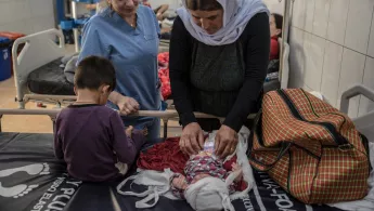 Mutter mit ihrem Neugeborenen in Sinuni