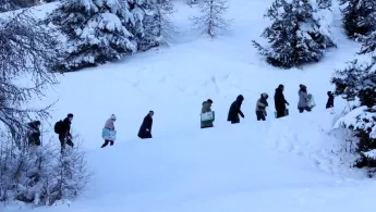 Eine Familie versucht, die Grenze zwischen Italien und Frankreich zu überqueren. 