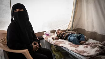 Mutter mit Baby in Cholera-Behandlungszelt