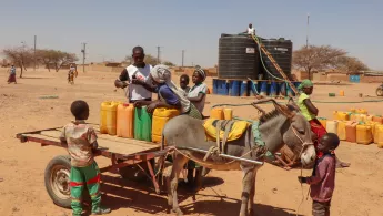 Burkina Faso: Auslieferung von Wasser in Djibou