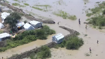 Überschwemmung eines Dorfes im Südsudan aus der Luft