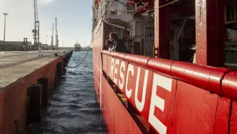 Die Ocean Viking wurde angewiesen, für 14 Tage in Quarantäne zu bleiben. Nach Angaben der italienischen Behörden handelt es sich dabei um eine Vorsichtsmaßnahme als Reaktion auf den Ausbruch des Coronavirus Covid-19.