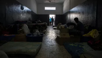 Im Internierungslager in Khoms Menschen Matratzen Dunkelheit