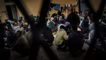 Menschen in einem Gefangenenlager in Libyen