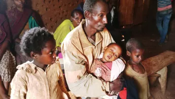 Vater mit mangelernährtem Kind in Äthiopien