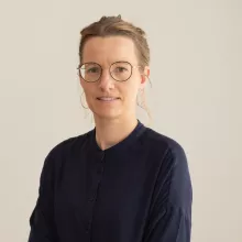 Porträt Sarah Meschenmoser Porträt einer Frau mit Brille