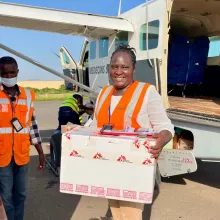 Unsere Flugkoordinatorin Stella Mwikali auf einem ihrer Einsätze