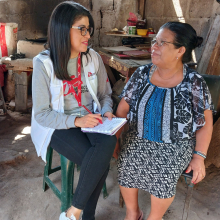 Ärztin Jessyca im Gespräch mit ihrer Patientin Entima Perez