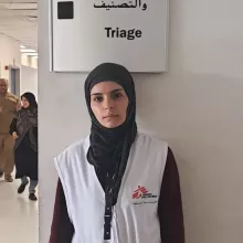 Krankenpflegerin von Ärzte ohne Grenzen steht im staatlichen Rafik‑Hariri‑Krankenhaus in Beirut vor dem Triage‑Bereich.