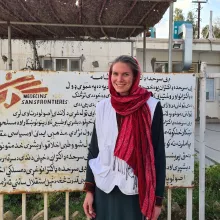 Nana Bündgen am Eingang des Krankenhauses in Laskar Gah