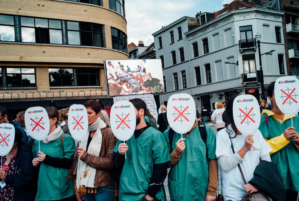 Protest gegen verheerenden Angriff auf Klinik in Kundus.
