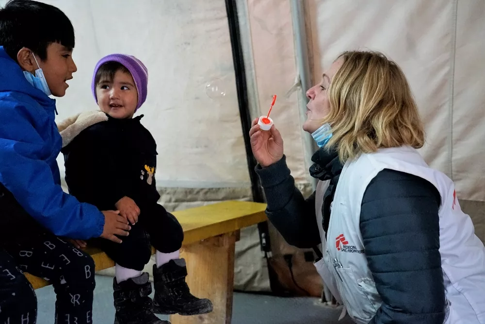 Katrin Glatz Brubakk spielt mit Kindern 