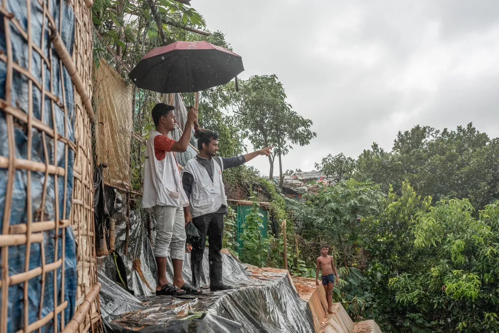 Rohingya besitzen keine Arbeitserlaubnis. 2 Personen blicken über das Camp.