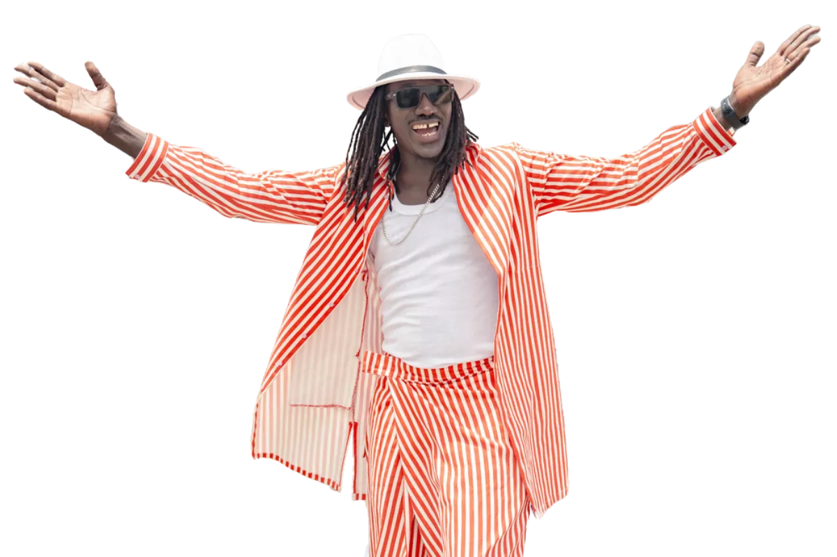 Mann in rot-weiß-gestreiftem Anzug mit geöffneten Armen