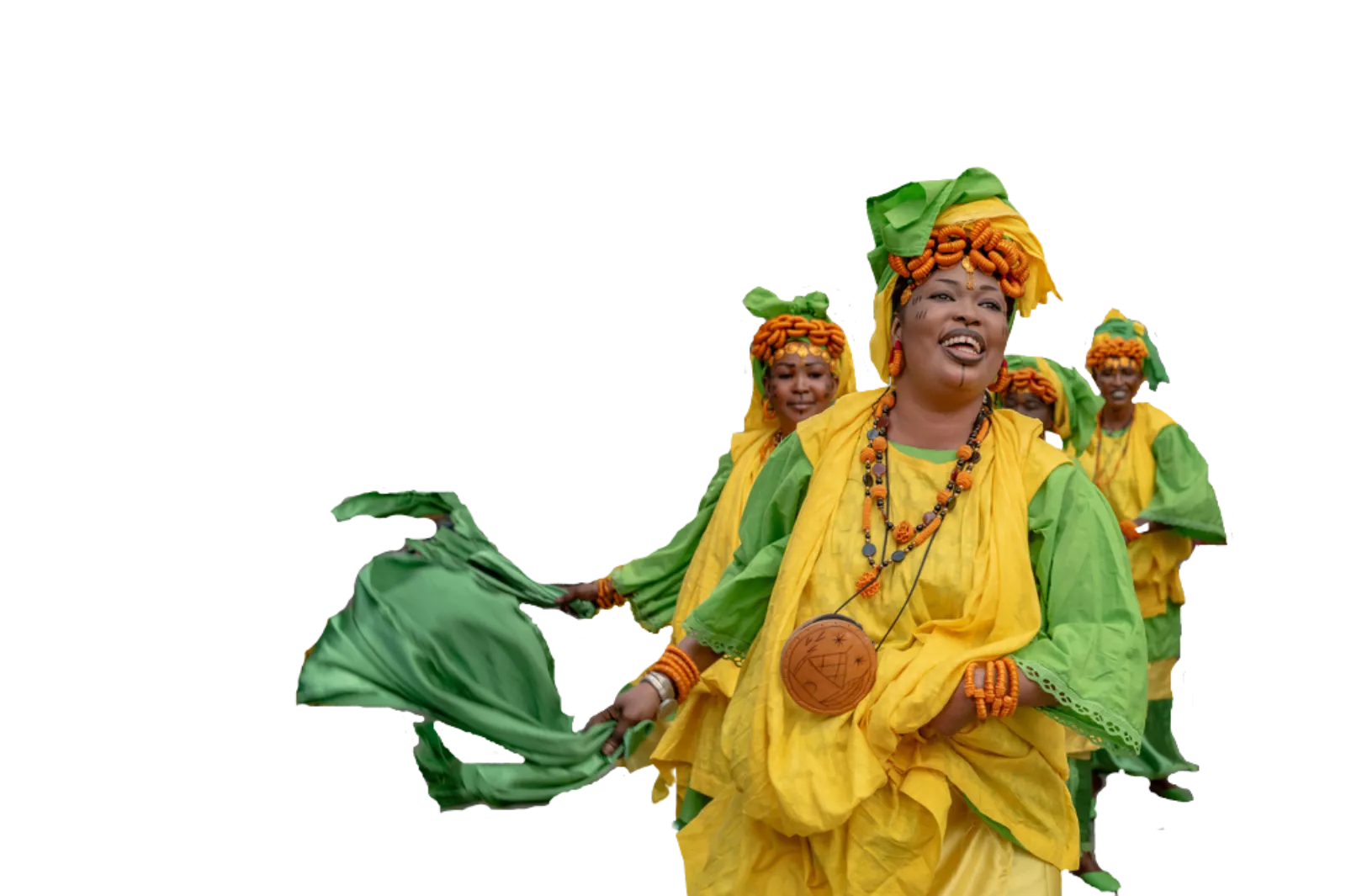 Drei tanzende Frauen in bunten Kleidern