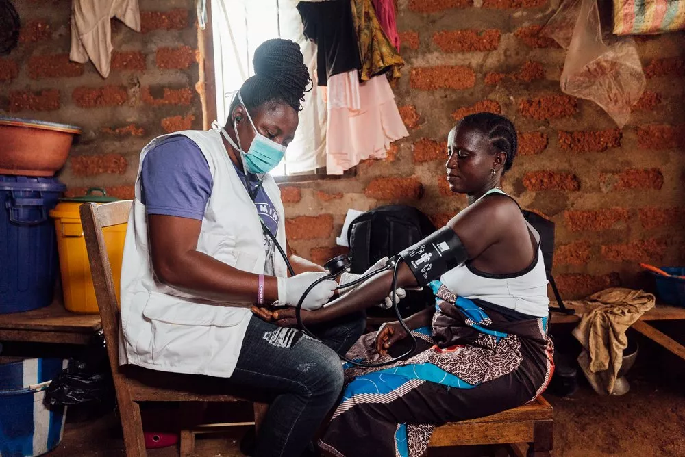 Hebamme untersucht Schwangere in Sierra Leone
