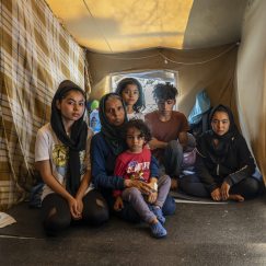 Zeynab und ihre Familie im Zelt