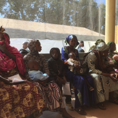 Wartende vor der Pädiatrie-Station; ein Teil unserer Hilfe in Mali