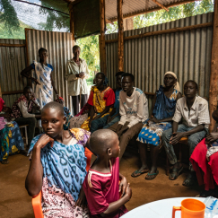 Vetriebene aus dem Südsudan warten vor Ärzte ohne Grenzen Klinik in Gambella, Äthiopien. 