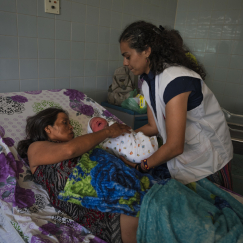 Wir leisten Geburtshilfe in Venezuela: Ärztin mit Neugeborenem.