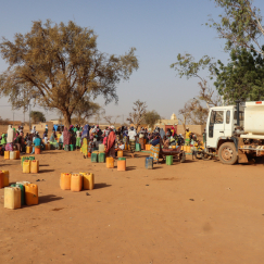 Mobile Wasserverteilungsstation in Djibo, an der Menschen ihre Kanister füllen.